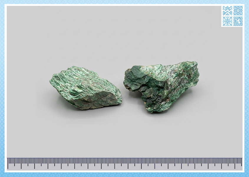 Фуксит средний