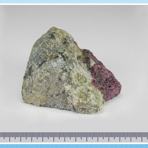 Эвдиалит крупный