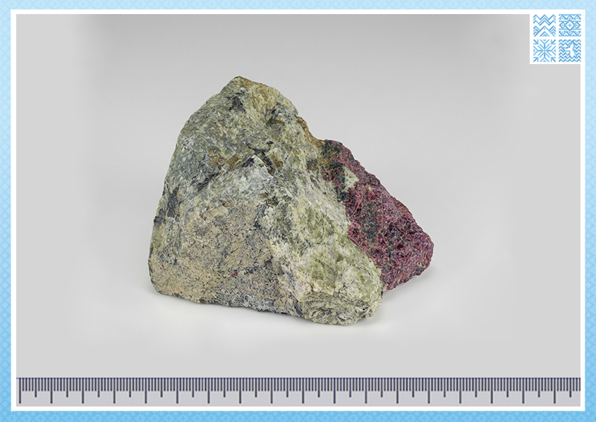 Эвдиалит крупный