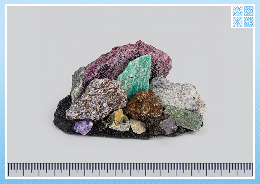 Горка из минералов большая